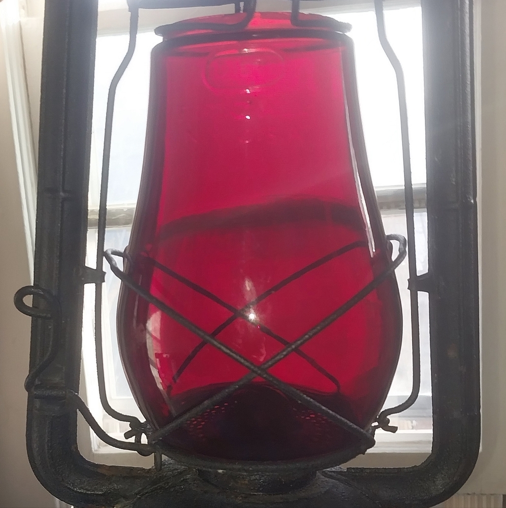 ORIGINAL ANTIQUE DIETZ MONARCH WITH ORIGINAL RED FITZALL GLOBE